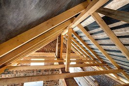 Pose de fenêtre de toit Velux sur toiture à Gerde